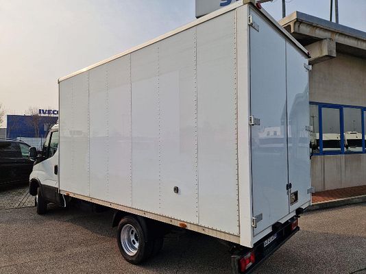 Vehicle image 6 / 12