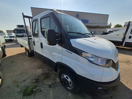 Vehicle image 3 / 6