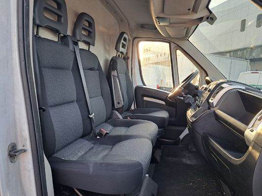 Vehicle image 4 / 12
