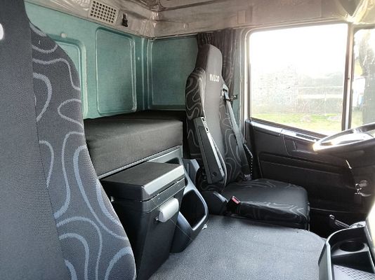 Vehicle image 4 / 17