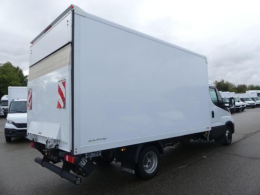 Vehicle image 4 / 6