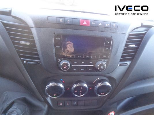 Vehicle image 12 / 15