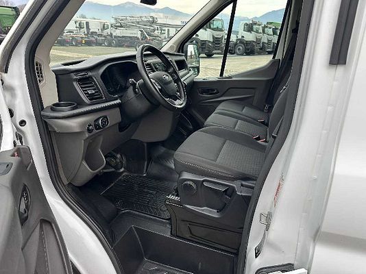 Vehicle image 9 / 14