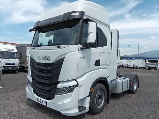 Vehicle image 2 / 5