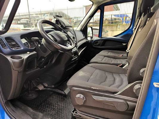 Vehicle image 6 / 15