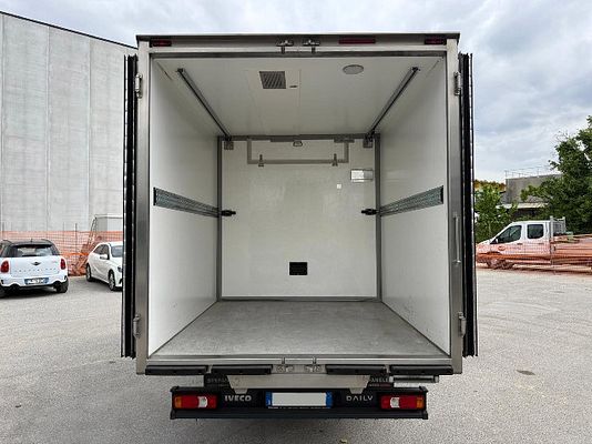 Vehicle image 5 / 19