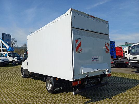 Vehicle image 4 / 12