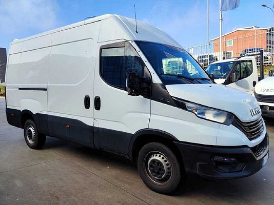 Vehicle image 2 / 15