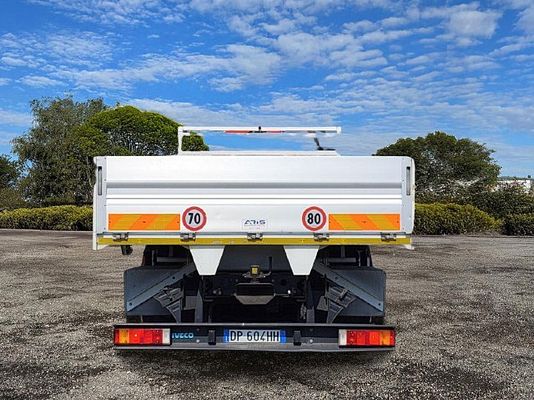 Vehicle image 9 / 21
