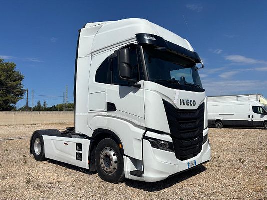 Vehicle image 2 / 4