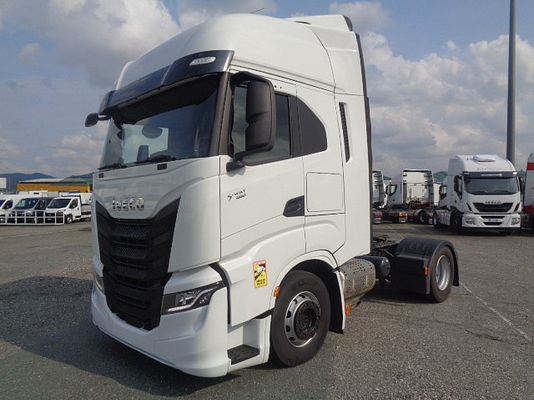 Vehicle image 2 / 15