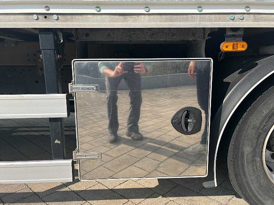 Vehicle image 12 / 15