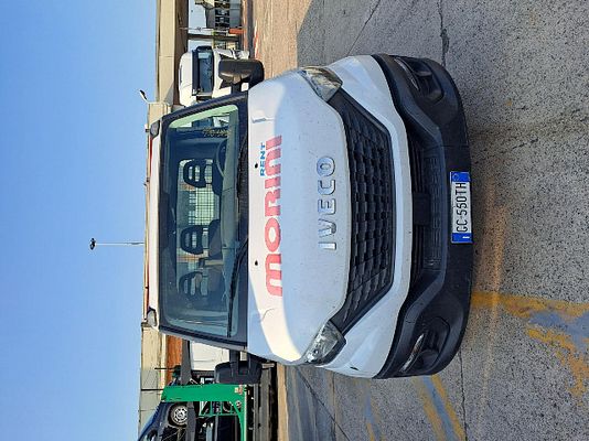 Vehicle image 1 / 9