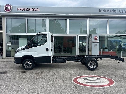 Vehicle image 4 / 13