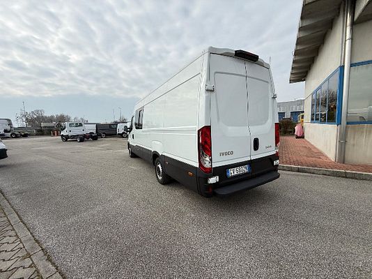 Vehicle image 8 / 15