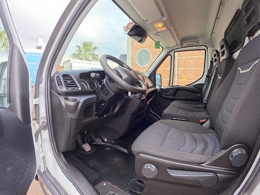 Vehicle image 5 / 6