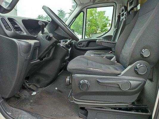Vehicle image 8 / 10