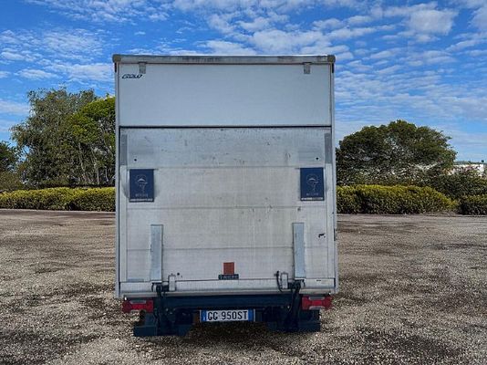 Vehicle image 9 / 15