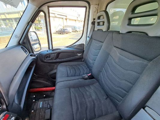 Vehicle image 15 / 18
