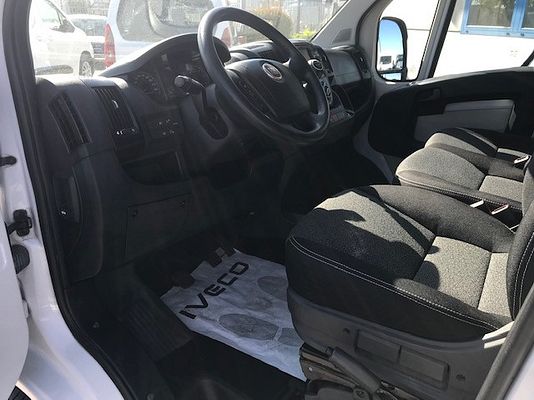 Vehicle image 10 / 16