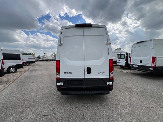 Vehicle image 7 / 13