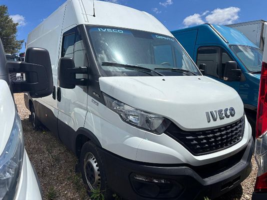 Vehicle image 2 / 4