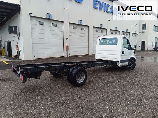Vehicle image 3 / 5