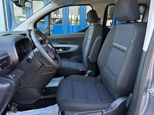 Vehicle image 8 / 15