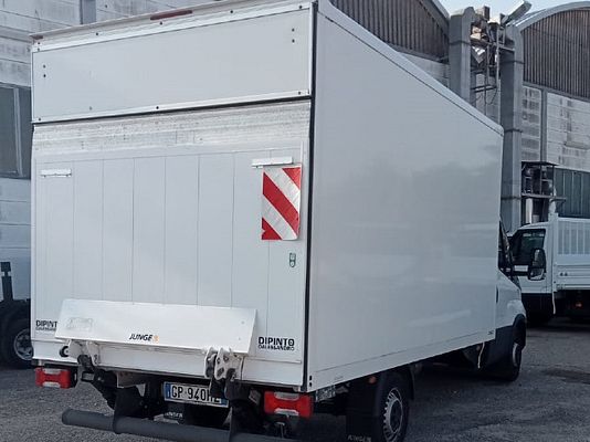 Vehicle image 4 / 5
