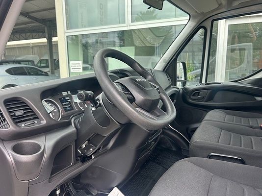 Vehicle image 10 / 13