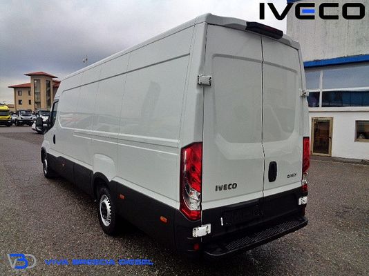 Vehicle image 6 / 14