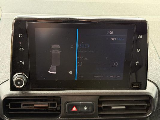 Vehicle image 8 / 14
