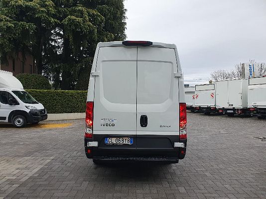 Vehicle image 6 / 11