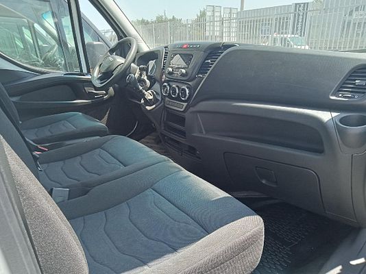 Vehicle image 4 / 6