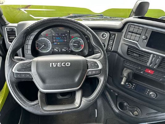 Vehicle image 9 / 15