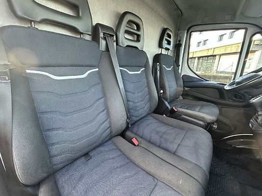 Vehicle image 3 / 14