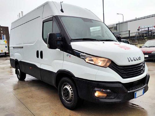 Vehicle image 2 / 11