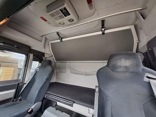 Vehicle image 10 / 12