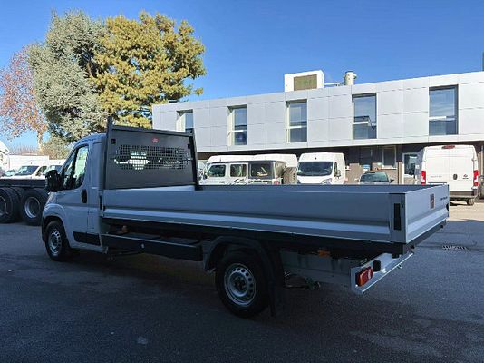 Vehicle image 6 / 13