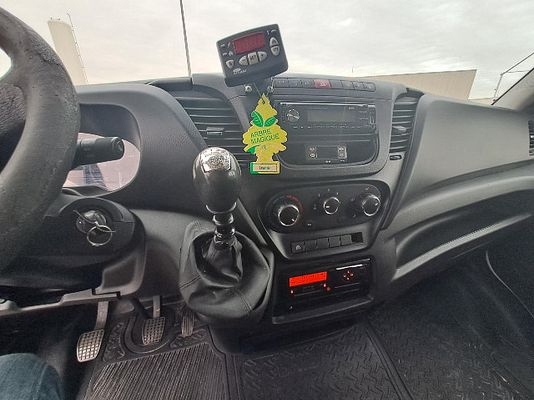 Vehicle image 10 / 12