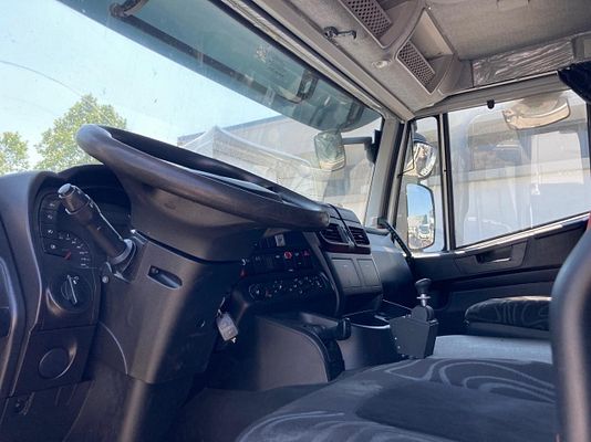 Vehicle image 3 / 4