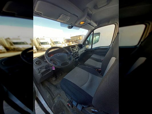 Vehicle image 2 / 4