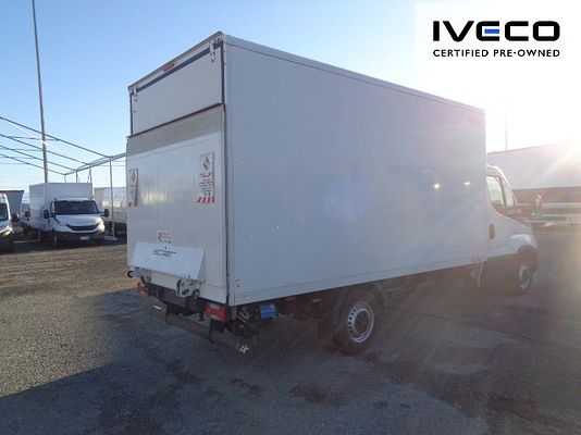 Vehicle image 6 / 15