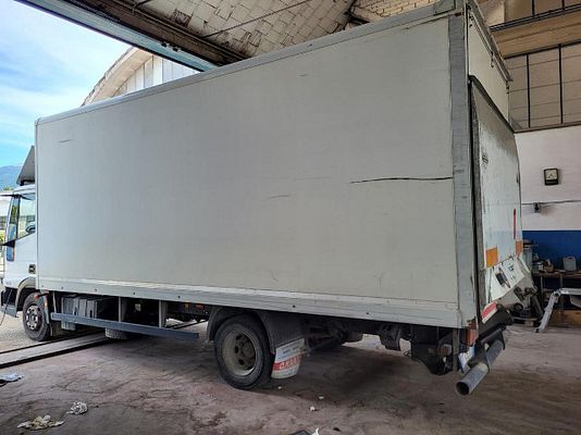 Vehicle image 3 / 5