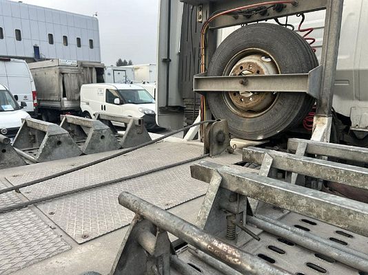 Vehicle image 6 / 24