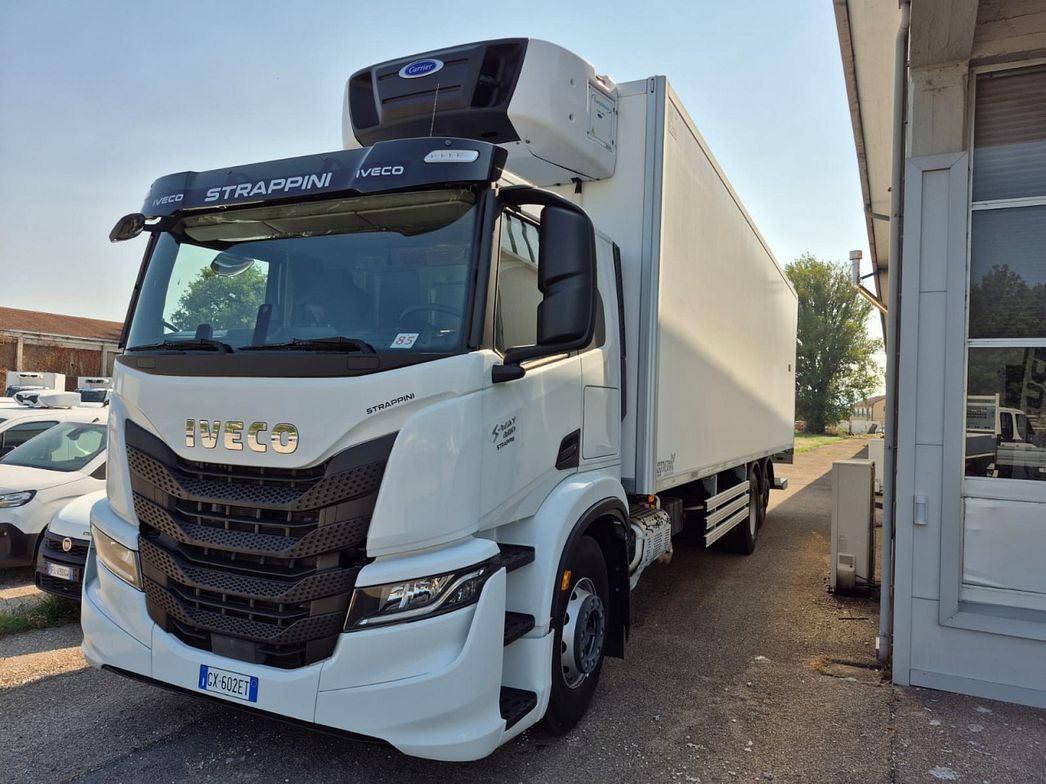 IVECO | MOTRICE FRIGORIFERA CON SPONDA RETRATTILE DHOLLAND