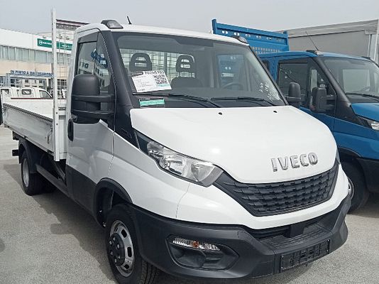 Vehicle image 2 / 8