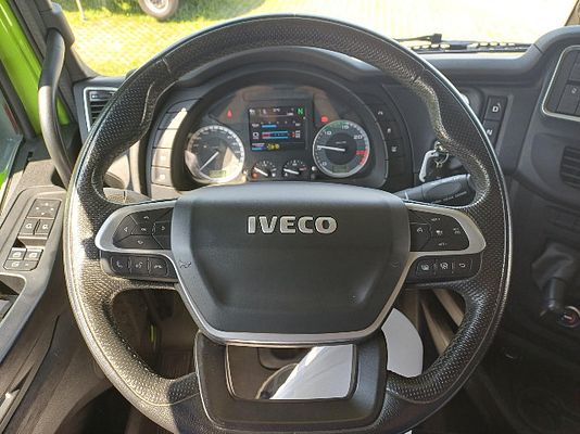 Vehicle image 13 / 16
