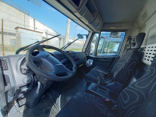 Vehicle image 2 / 5