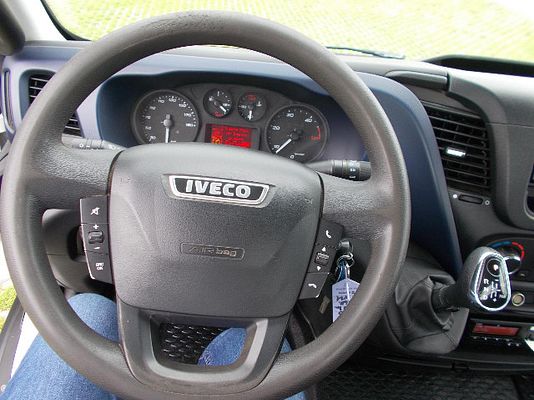 Vehicle image 10 / 13